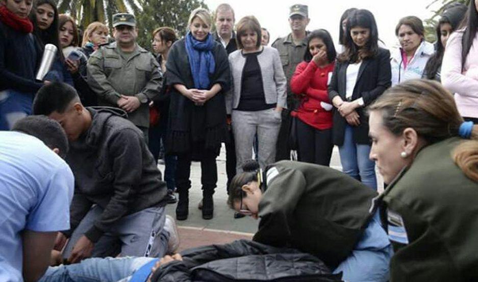 VISITA Bullrich con Neme en el Destacamento Móvil N� 5