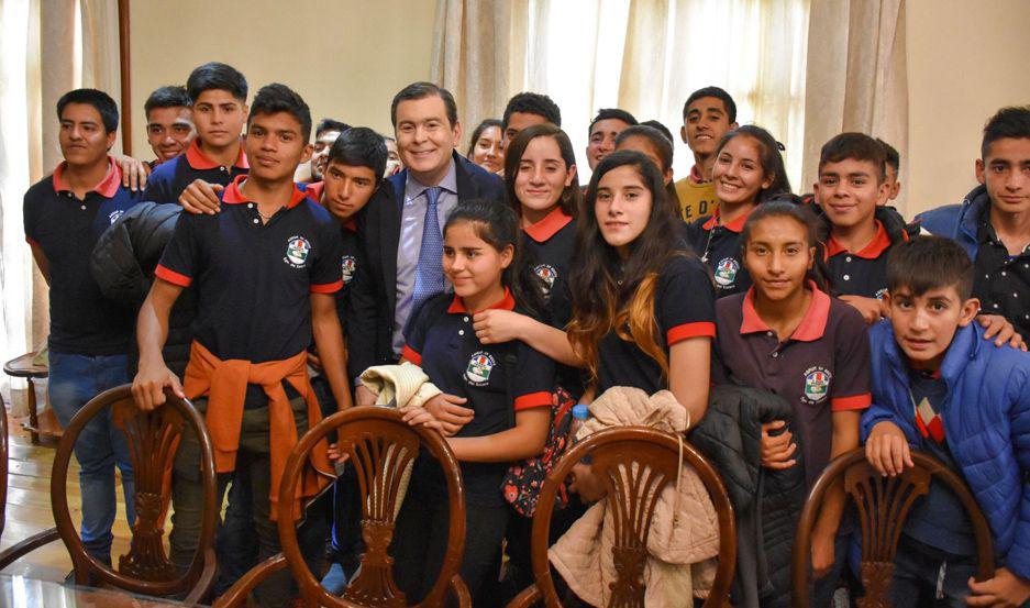 Alumnos visitaron al gobernador Zamora