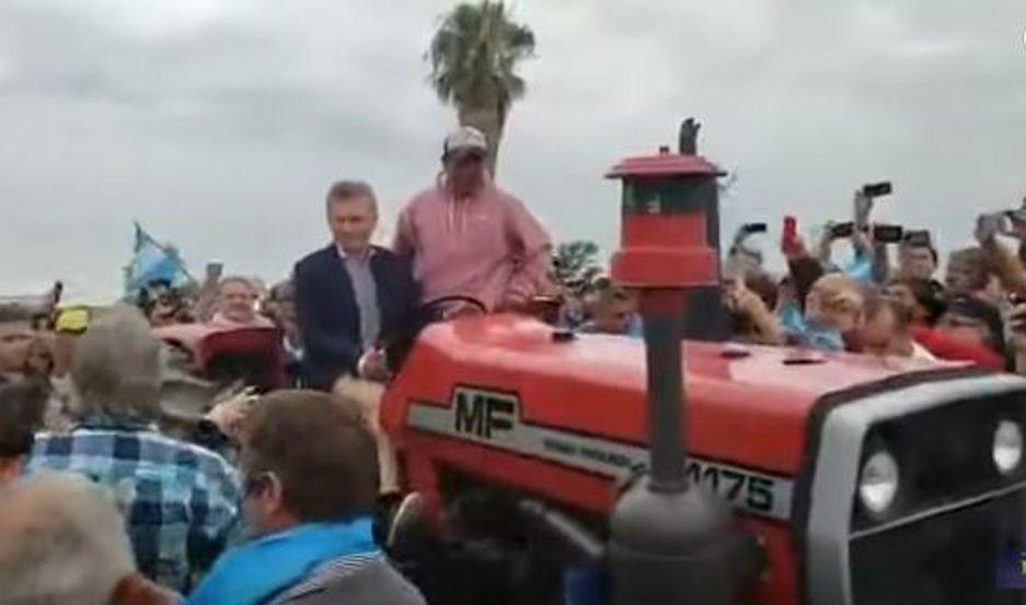 Macri hablo a sus seguidores desde un tractor