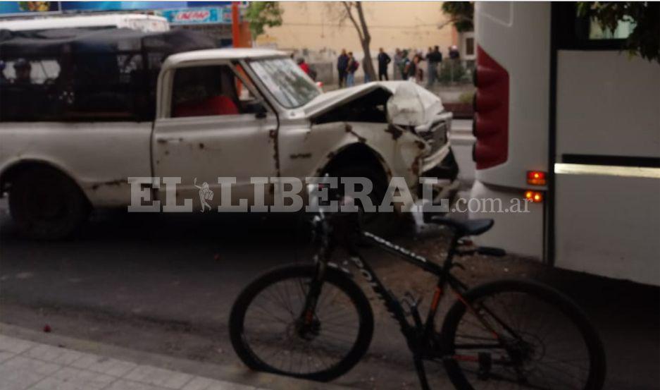Fuerte choque entre una camioneta y un colectivo causoacute caos en plena Avenida Belgrano