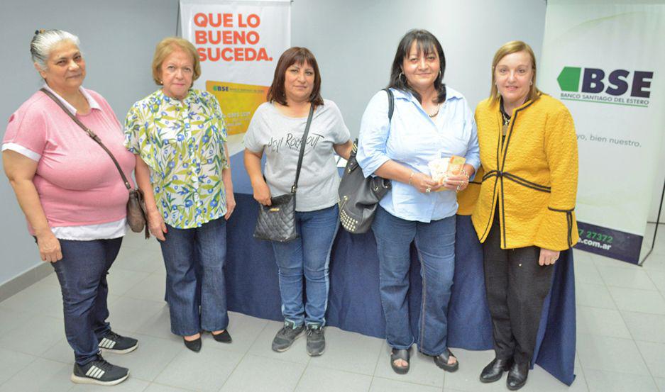 SATISFACCIÓN Las ganadoras recibieron un premio especial para celebrar este domingo en familia
