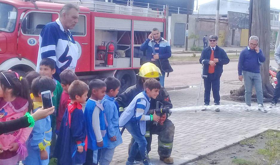 EXPERIENCIA Bomberos Voluntarios acercaron las autobombas para explicar a los niños el funcionamiento de las mismas
