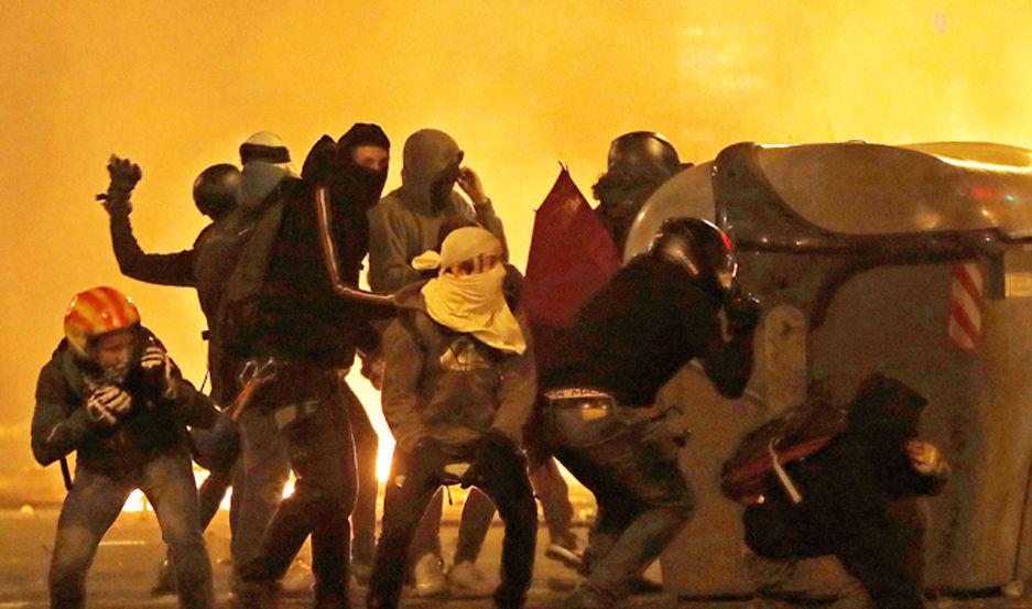 INFIERNO La violencia arruinó una manifestación de la que participaron cientos de miles de personas