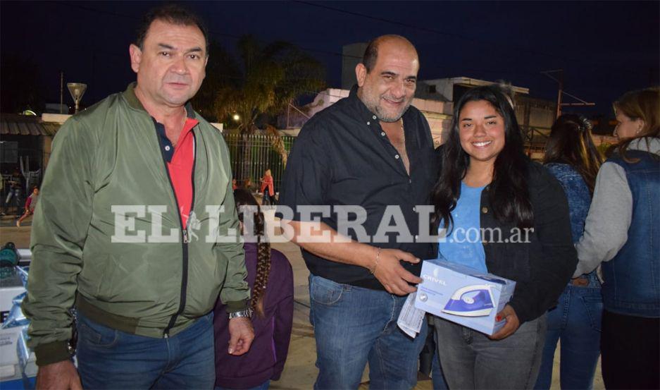 Los premios fueron entregados a las madres ganadoras por el intendente de Ojo de Agua Antonio Lelo Bitar