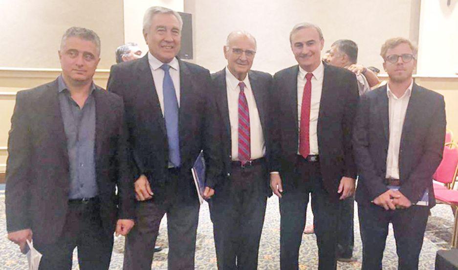 PARTICIPANTES Los miembros de la comisión directiva de la Aclise durante el congreso realizado en la ciudad de Córdoba
