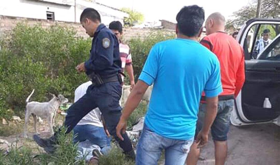 VIDEO  Vecinos atraparon a un ladroacuten cuando huiacutea y lo golpearon hasta que llegoacute la policiacutea