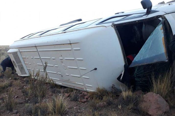 El vuelco de un vehiacuteculo dejoacute heridos a 16 docentes y 3 alumnos