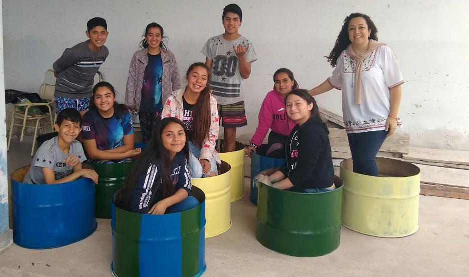 Alumnos de Villa La Punta reciclan tachos en desuso