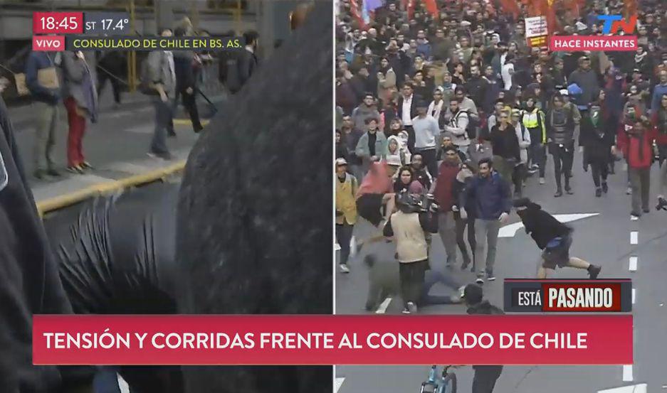 Violentas agresiones a periodistas durante una protesta de chilenos
