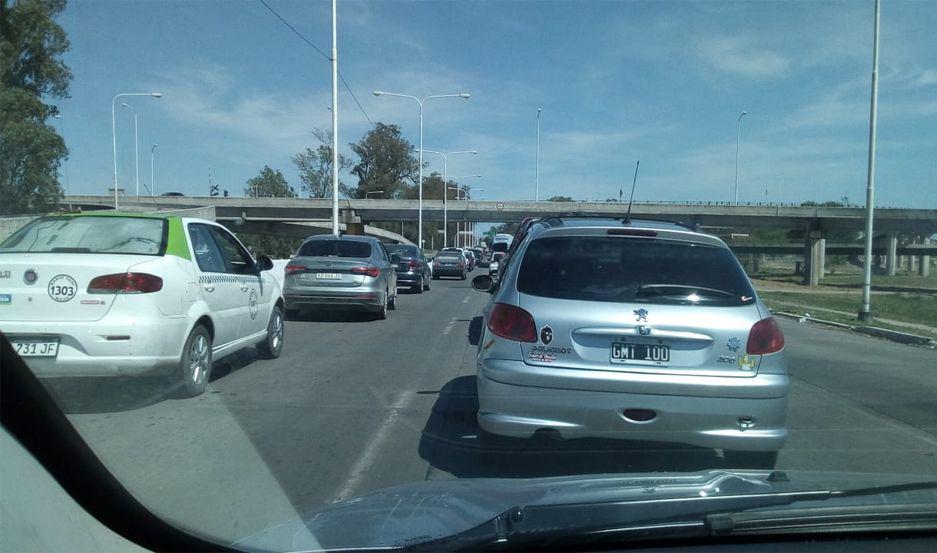 El tr�nsito fue redireccionado por el Puente Carretero y produjo un gran embotellamiento