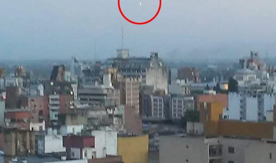 VIDEO Filmaron un supuesto OVNI en Tucumaacuten y fue furor en las redes sociales