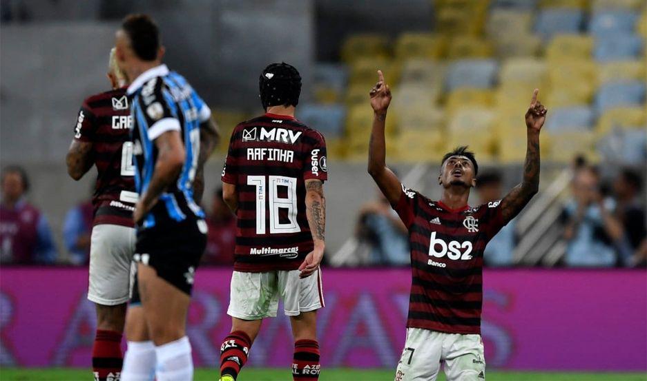 VIDEOS  Flamengo goleoacute a Gremio se metioacute en la final y seraacute rival de River