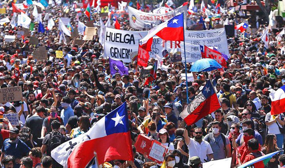 RECLAMOS Miles de manifestantes expresaron su malestar con el presidente trasandino
