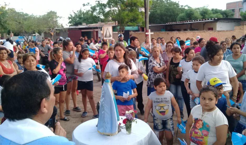 Numerosos fieles acompañan a la imagen