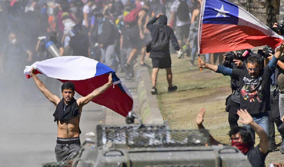 Piden a Sebastiaacuten Pintildeera retirar a militares de las calles y la ONU enviacutea misioacuten