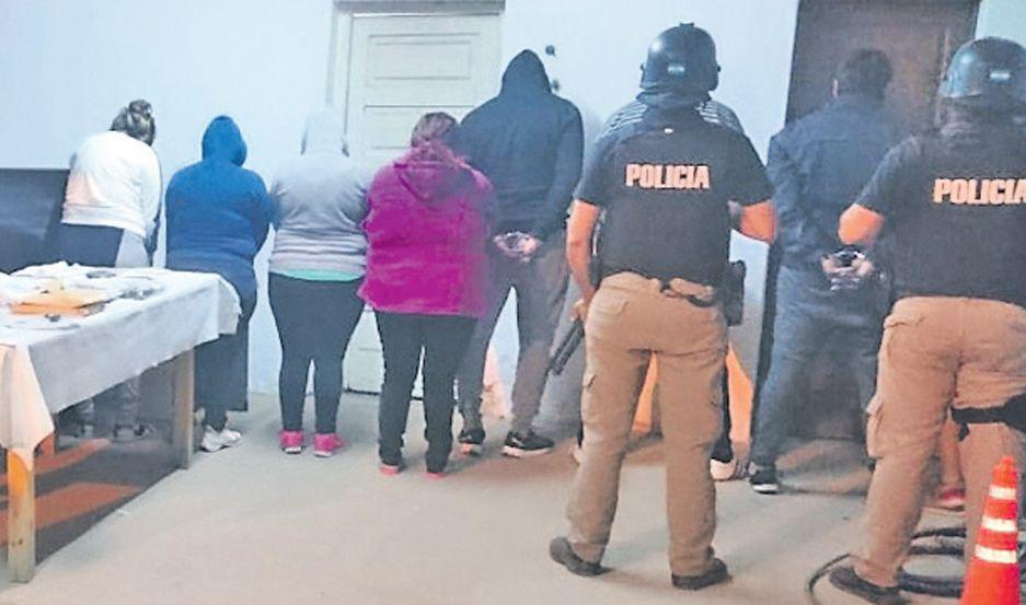 Allanan casas en 5 barrios incautan marihuana y apresan a 8 personas integrantes de banda narco