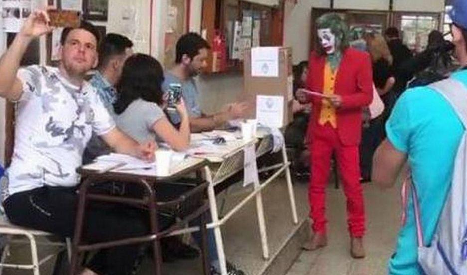 El Guasón sorprendió a las autoridades de mesa de un colegio de Lan�s provincia de Buenos Aires