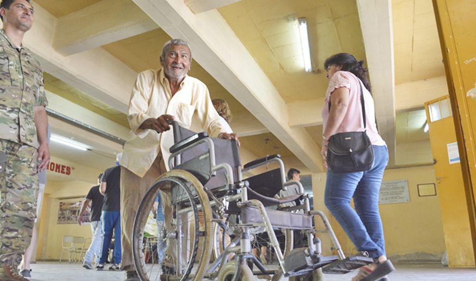 José se ayuda con una silla de ruedas para caminar