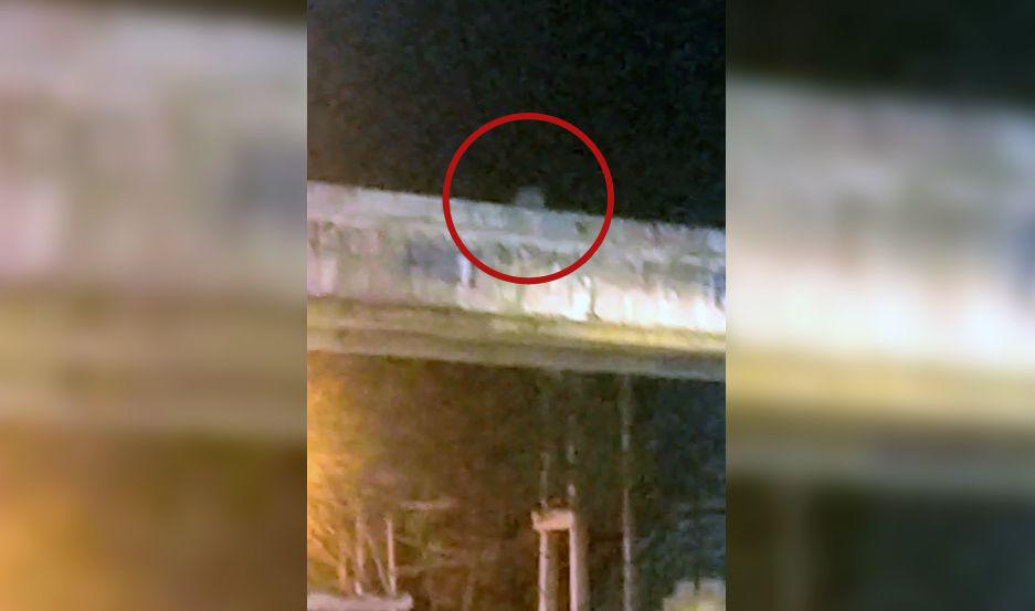 VIDEO  Un joven amenazoacute con tirarse desde un puente aeacutereo y tuvo que ser hospitalizado