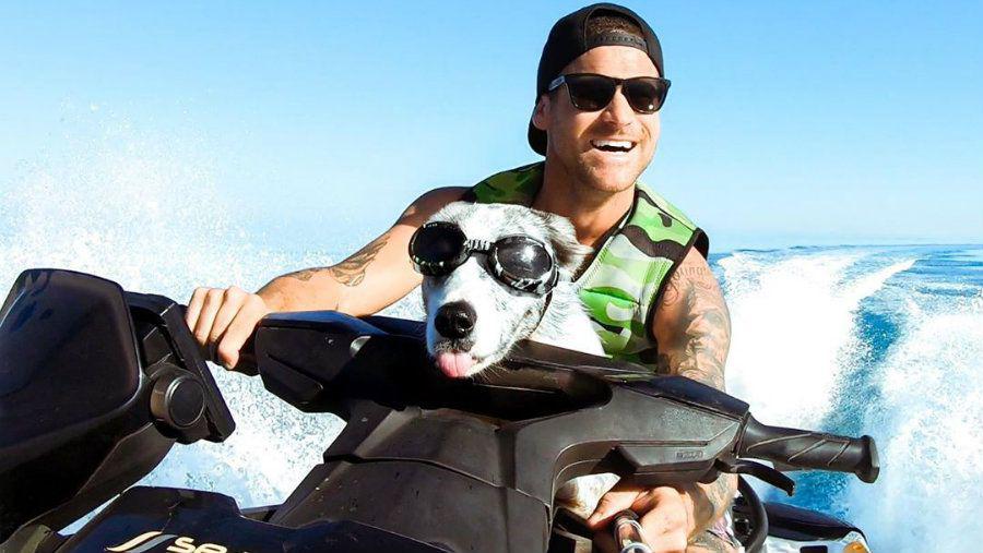 Youtuber salva a su perro de ser atacado por un tiburoacuten