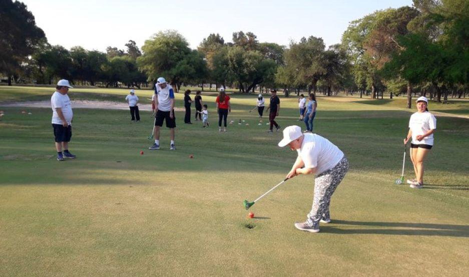 Los pequeños se mostraron a gusto jugando al golf en la capital santiagueña
