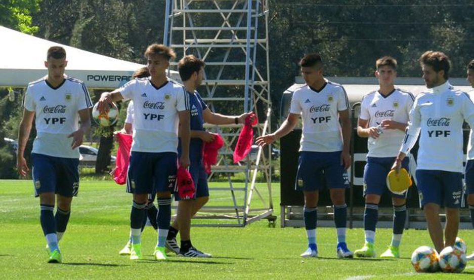 El plantel argentino con los santiagueños Exequiel
Zeballos y Franco Herrera se pone a punto para el juego ante Camer�n