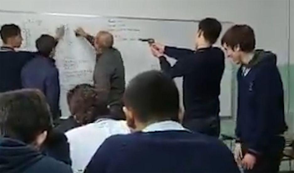 VIDEO  Le apuntaron a su profesor con un arma mientras daba clases