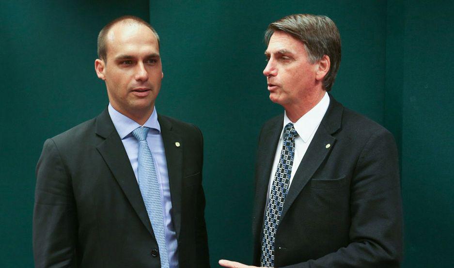 Uno de los hijos de Bolsonaro agitoacute el fantasma de la dictadura