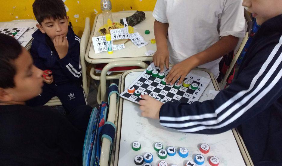 Alumnos ajedrecistas elaboran sus propios tableros y piezas