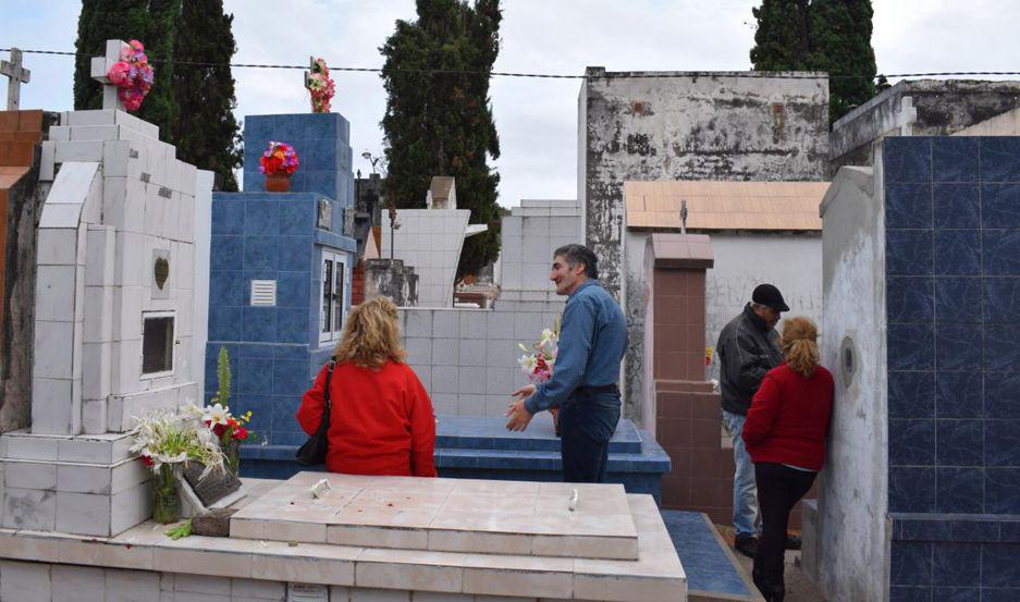 Imaacutegenes de las alumbradas en Ojo de Agua dos jornadas de unioacuten familiar honrando a los fallecidos