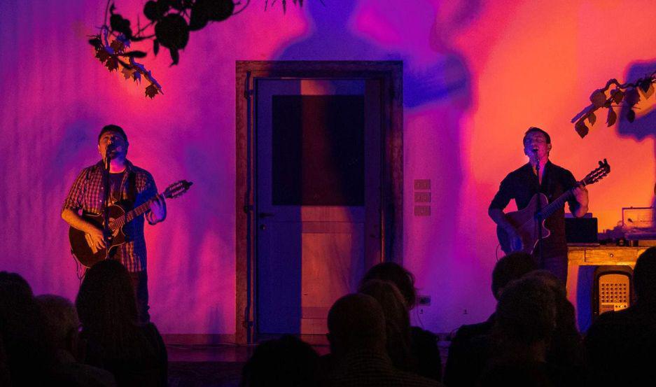 Manu y Pelu siguen llevando un amplio repertorio por escenarios europeos