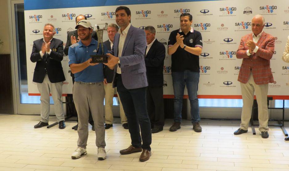 Tosti recibió de manos del intendente de Las Termas Jorge Mukdise el premio mayor del certamen