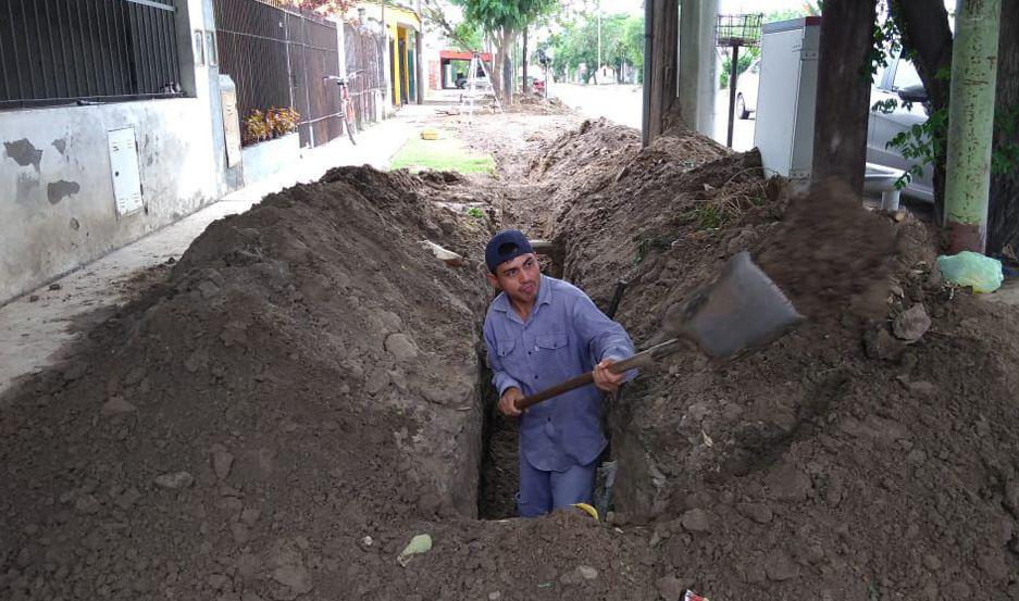 TAREAS Iniciaron la excavación de zanjas en sectores comprendidos por las calles Moreno Misiones y Quintana
