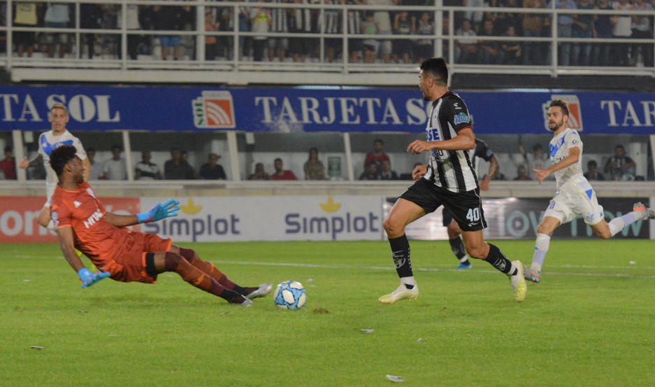 SIN DEFINICIÓN Central Córdoba llegó varias veces con peligro en el segundo tiempo pero falló siempre El arquero de Vélez Alexander Domínguez tapó dos mano a mano Otra vez al Ferro le costó de local aunque esta vez sumó 
