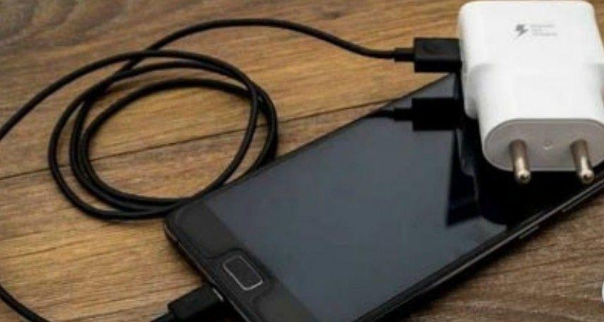 Murioacute electrocutada mientras cargaba el celular