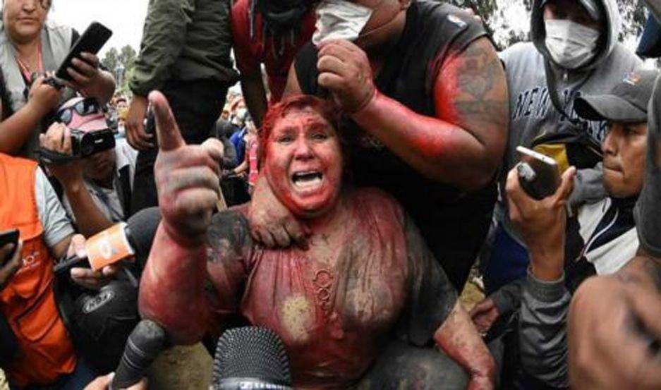 La alcaldesa fue rociada con una pintura de color rojizo en el cuerpo y le cortaron en pelo en plena calle