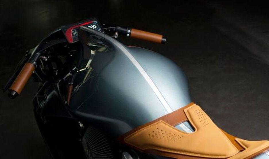 Aston Martin presentoacute su primera moto tan potente que no puede andar en la calle
