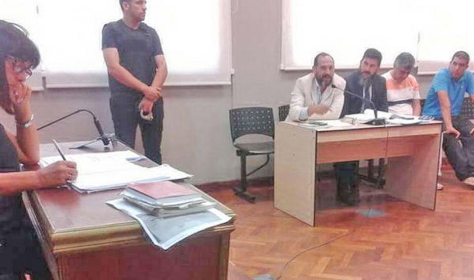 Lucas Vieyra y Santiago Olmedo tramitaban anoche la libertad de Rafael Agustín Álvarez (der) Su tío ya fue liberado meses atr�s