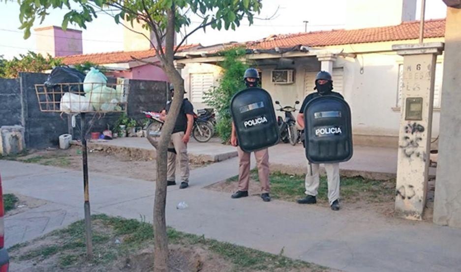 Allanan dos viviendas en La Banda secuestran cocaiacutena armas y maacutes de 100000