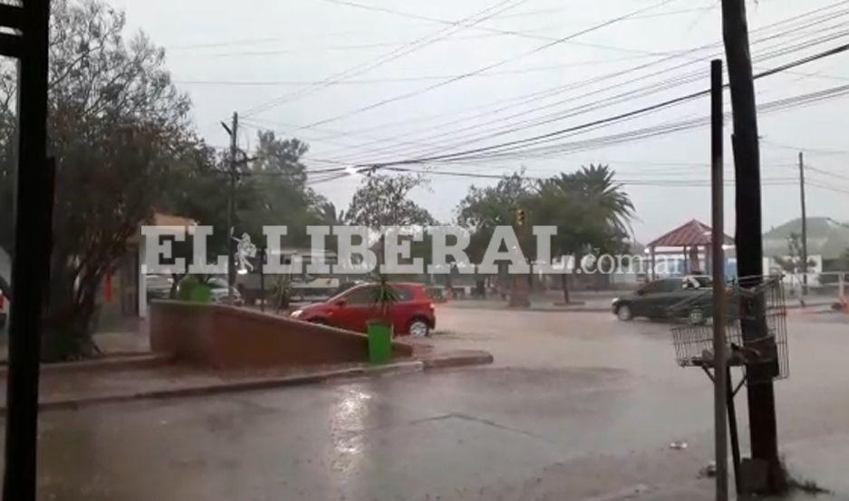 El agua se comenzó a acumular en varias arterias de la ciudad de Quimilí