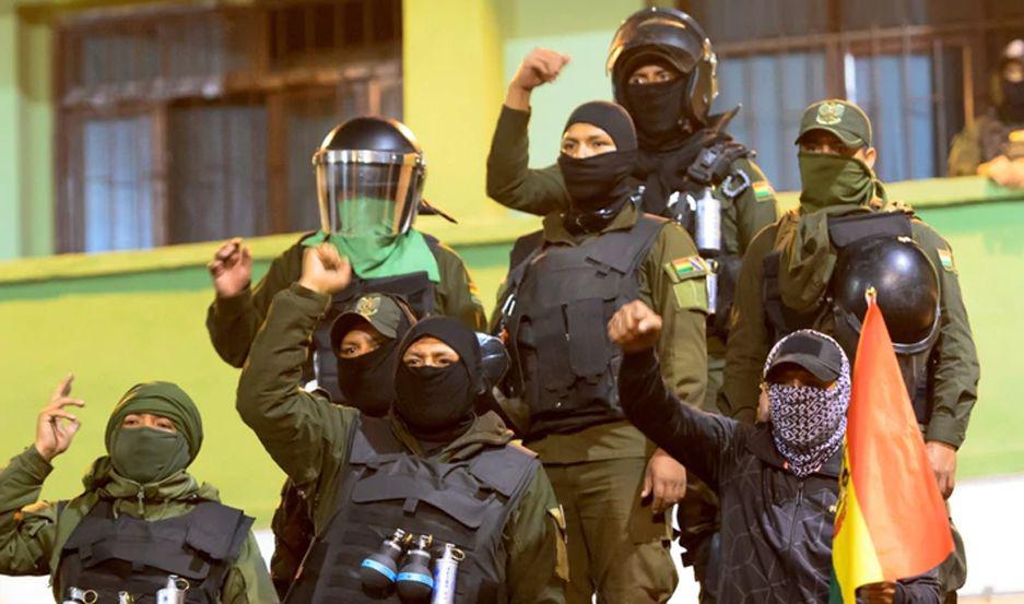 Las unidades policiales se atrincheraron en sus cuarteles y desde allí lanzaron reclamos al gobierno de Evo Morales