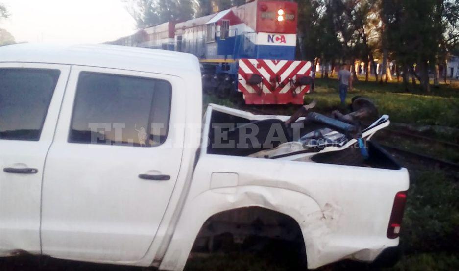 Tren carguero se llevoacute puesta a una camioneta en Beltraacuten