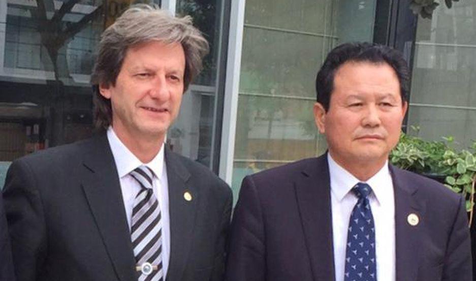 El maestro de taekwondo santiagueño profesor Osvaldo Ríos Olivero junto con el GM Hwang Ho Yong 