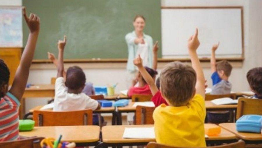 Un nene de 9 antildeos le quiso aumentar el sueldo a su maestra con su regalo de cumpleantildeos