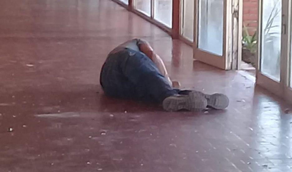 DESMAYADO El hombre yace en el piso de la Terminal de Añatuya
