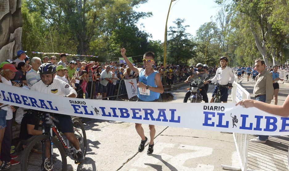 MOMENTO CUMBRE Gustavo Frencia se apresta a cruzar la línea de llegada con una apreciable ventaja sobre sus perseguidores 
