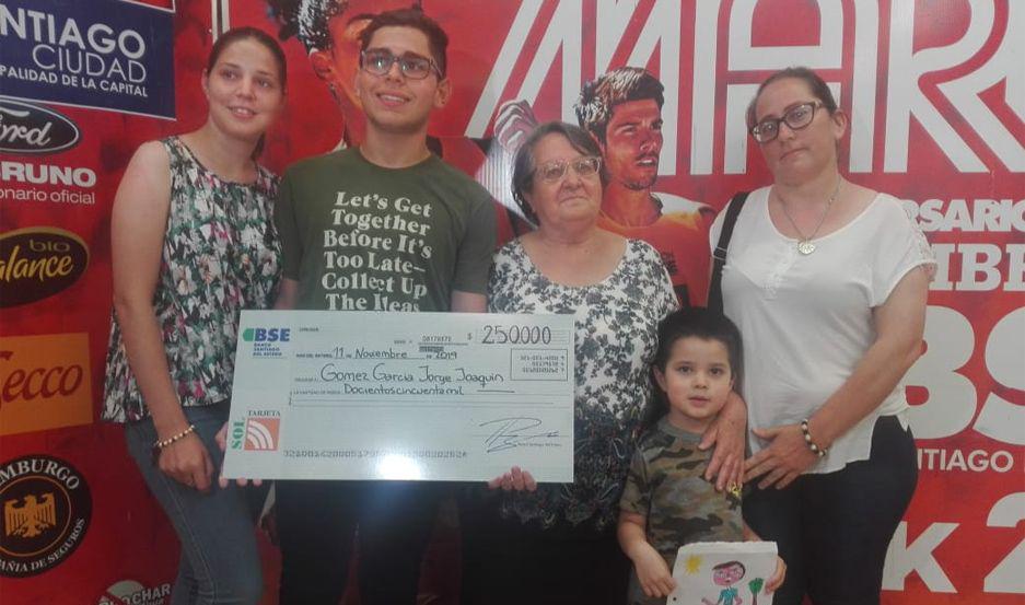Joaquín vino a recibir su premio acompañado de su familia