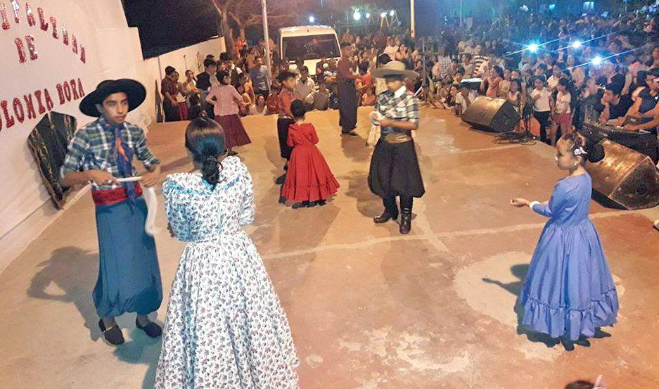 Colonia Dora celebroacute el Diacutea de la Tradicioacuten con mucha muacutesica y danza
