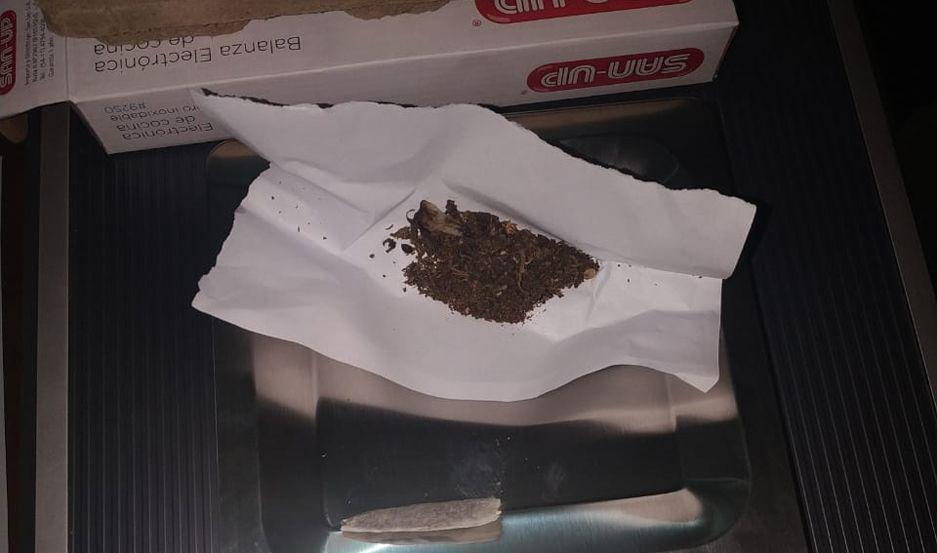 Lo demoran por fumar marihuana a metros de una escuela en Los Juriacutees