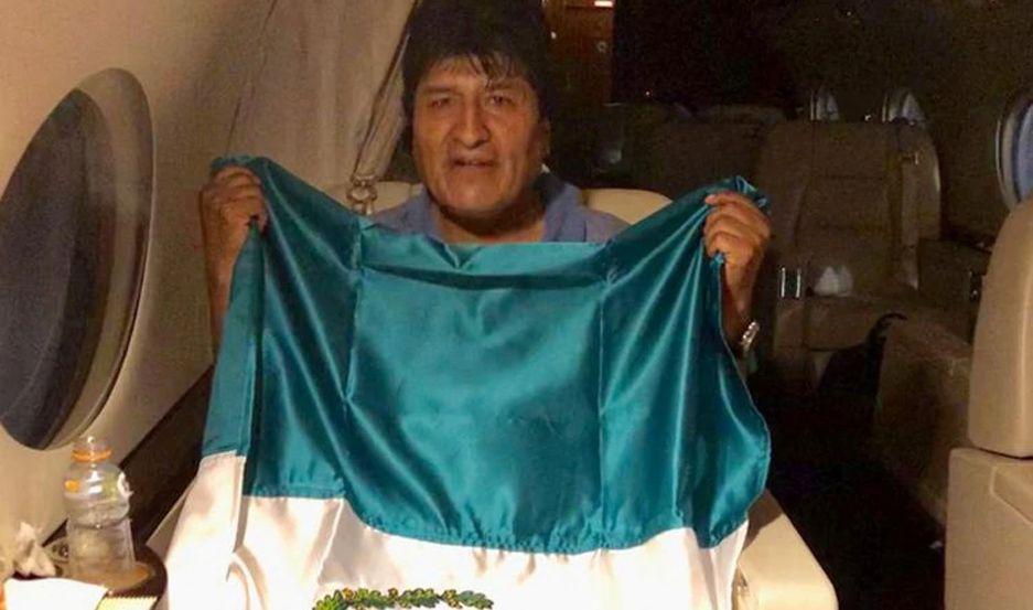 En las �ltimas horas se viralizó la imagen de Evo Morales en pleno vuelo con la bandera mexicana